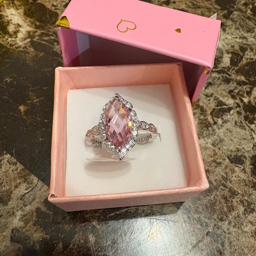Rose quartz cubic zirconia ring 💍